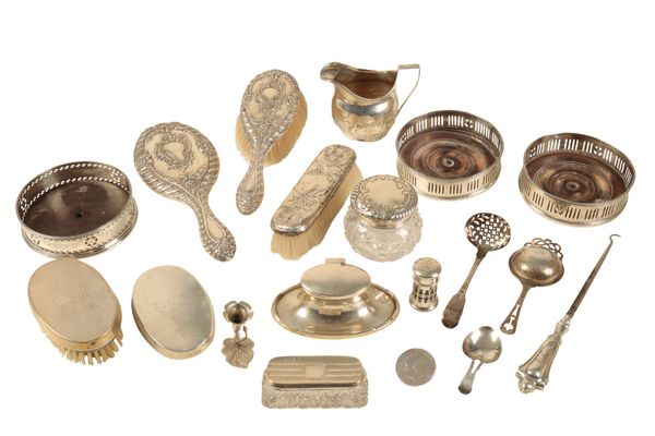 A COLLECTION OF SILVER AND SILVER MOUNTED ITEMS