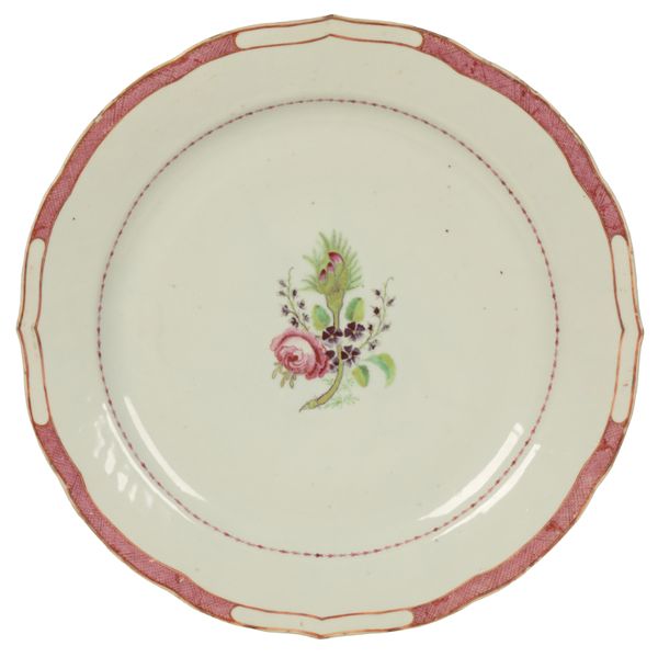 A CHINESE EXPORT PORCELAIN CHARGER