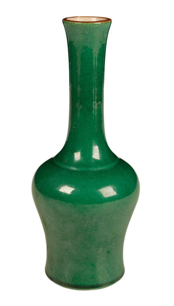 A CHINESE GREEN ENAMELLED BOTTLE VASE