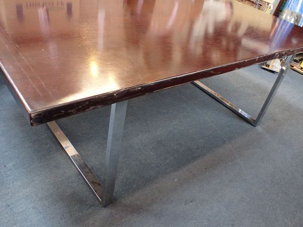 A MODERNIST DINING TABLE, IN THE STYLE OF TIM BATES FOR PIEFF