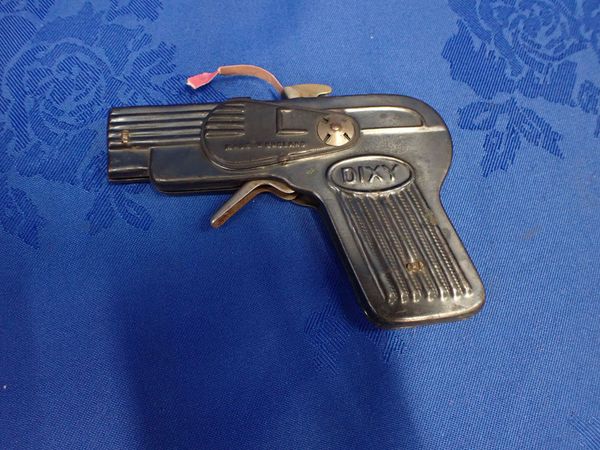 A VINTAGE 'DIXY' TOY CAP GUN