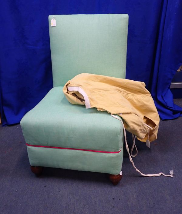 A SMALL 1930s UPHOLSTERED OCCASIONAL CHAIR