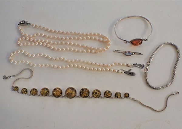 A COLLECTION OF JEWELLERY