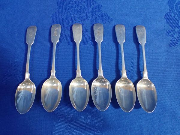 A SET OF SIX FIDDLE SILVER TEA SPOONS