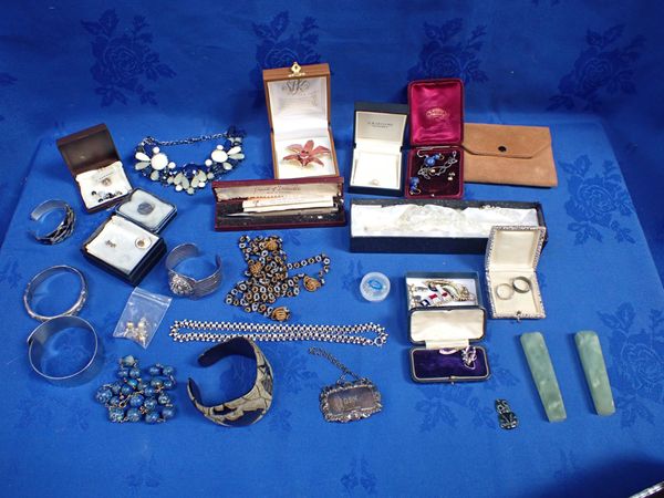 A COLLECTION OF COSTUME JEWELLERY