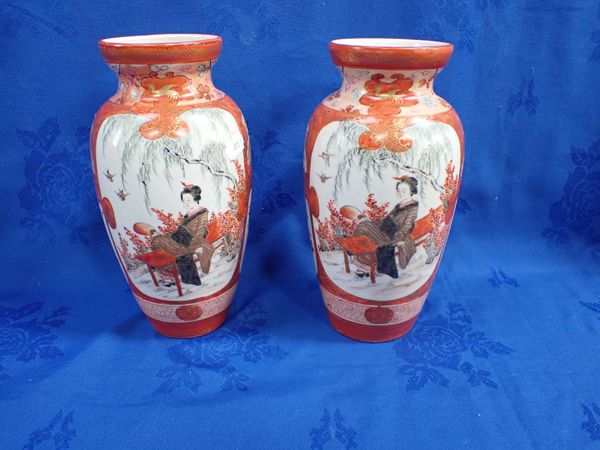 A PAIR OF JAPANESE VASES, EARLY 20TH CENTURY