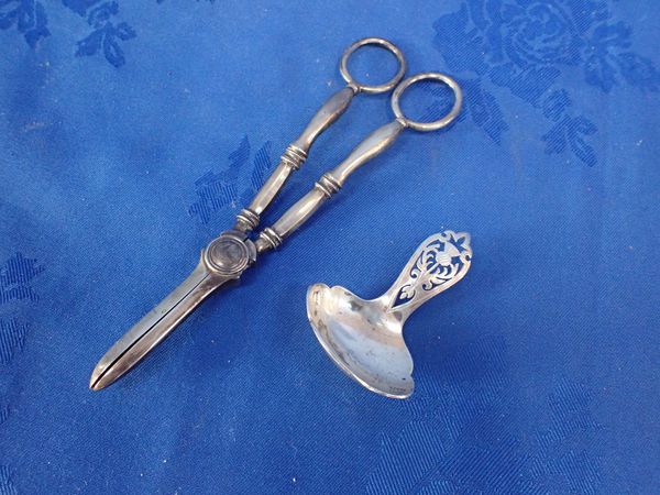 A PAIR OF SILVER GRAPE SCISSORS