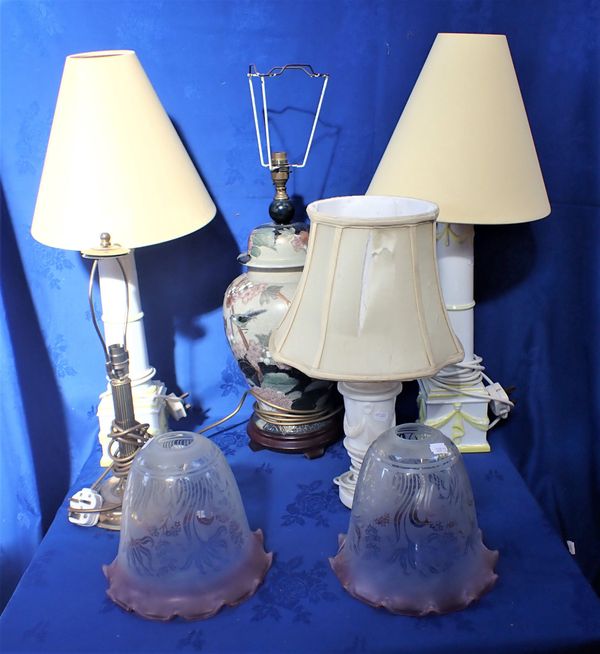 A PAIR OF 1980s CERAMIC TABLE LAMPS, AND OTHER LAMPS