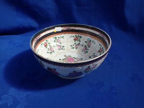 A CHINESE EXPORT STYLE BOWL WITH ARMORIAL AND FLORAL DECORATION