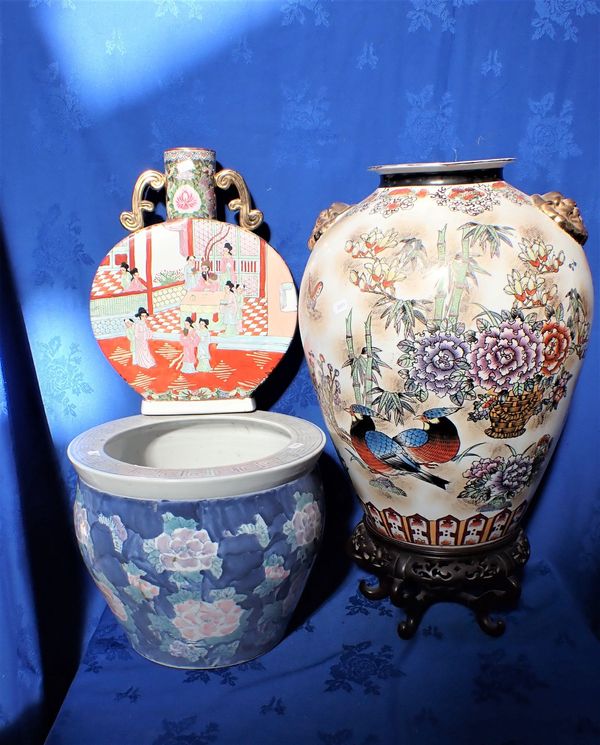 A LARGE MODERN CHINESE VASE, WITH HARDWOOD STAND