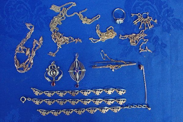 TWO EDWARDIAN 9CT GOLD PENDANTS, A BAR-BROOCH