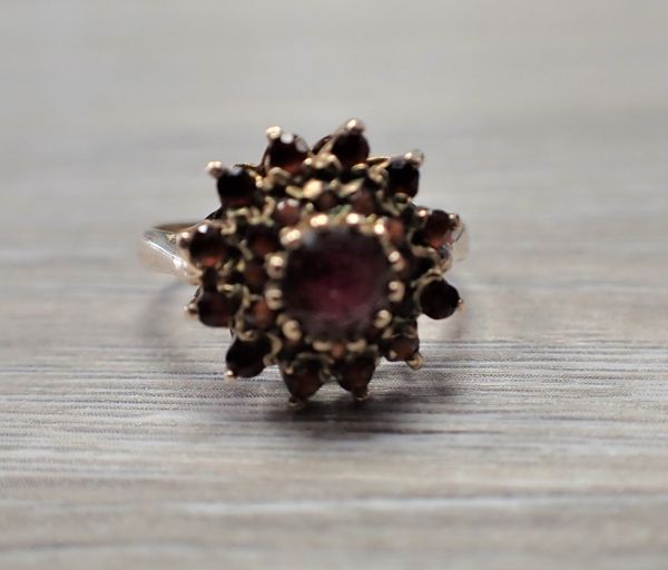 A VICTORIAN STYLE GOLD RING