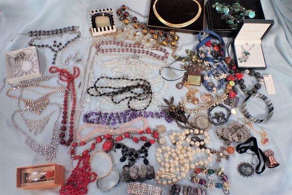 A COLLECTION OF COSTUME JEWELLERY