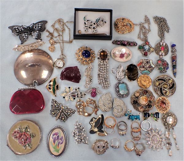 A COLLECTION OF BROOCHES, RINGS