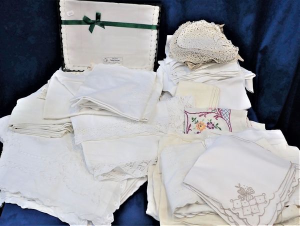 A LARGE COLLECTION OF TABLE LINEN