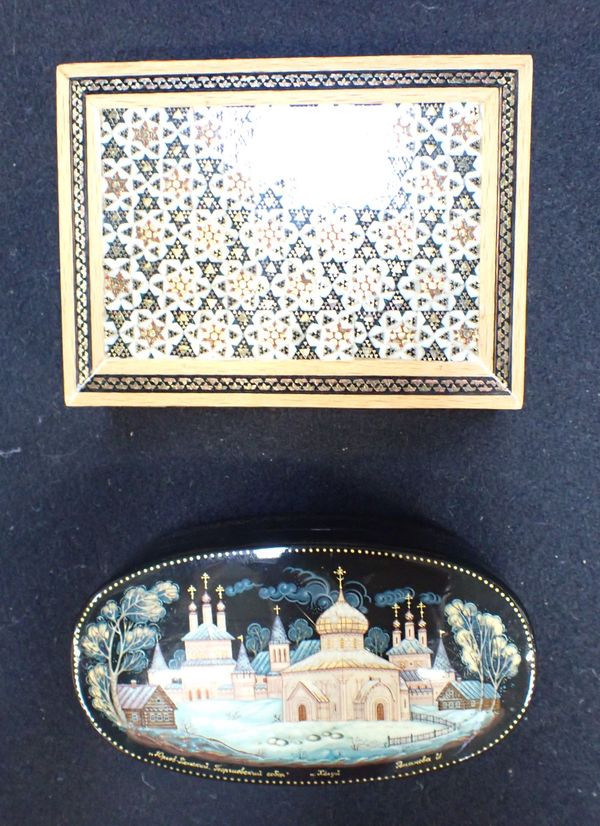 A MODERN RUSSIAN PAINTED BOX