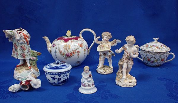 A DRESDEN TEAPOT, A PAIR OF FIGURINES