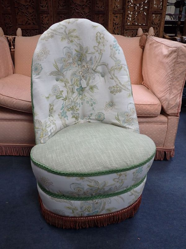 AN UPHOLSTERED BEDROOM CHAIR