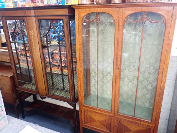 AN EARLY 20TH CENTURY FRENCH SATINWOOD DISPLAY CABINET