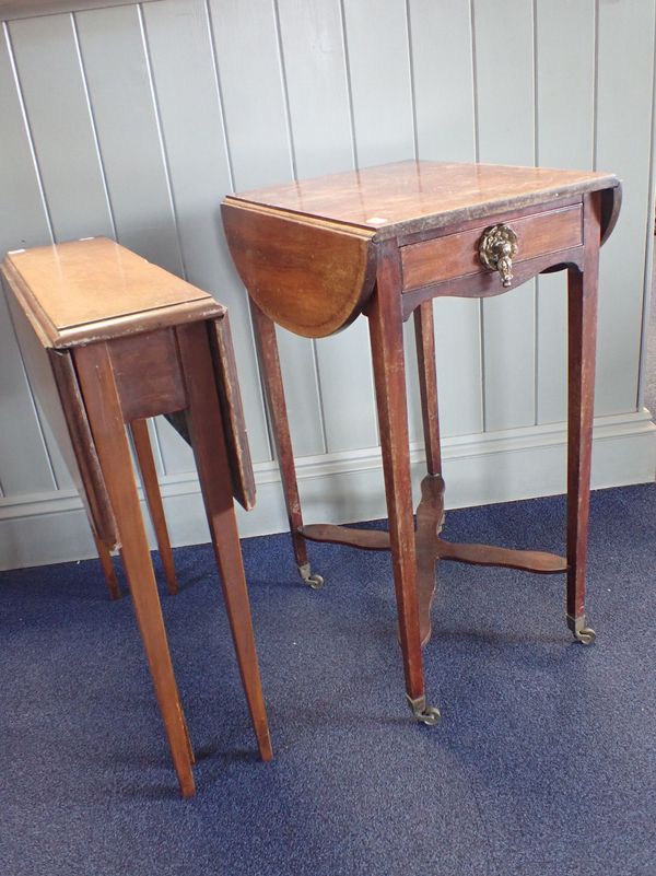 AN EDWARDIAN OCCASIONAL TABLE WITH 'D' SHAPED FLAPS