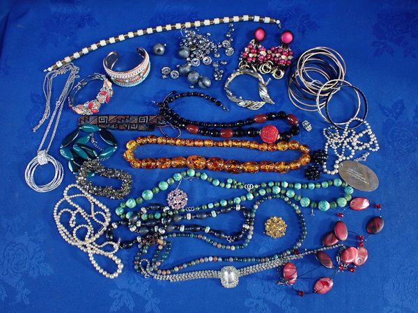 A COLLECTION OF BEADS AND COSTUME JEWELLERY