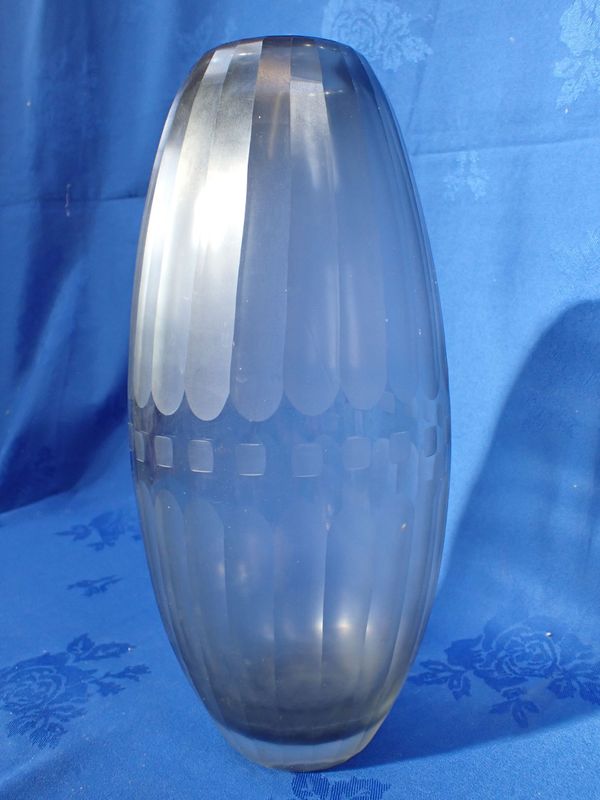 AN ART DECO GLASS VASE, FACETED AND FROSTED