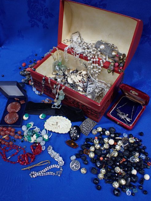 A COLLECTION OF VINTAGE BEADS, COSTUME JEWELLERY