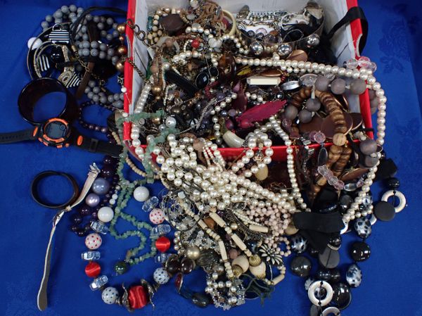 A QUANTITY OF BEADS AND OTHER JEWELLERY