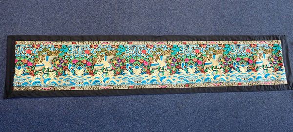 A LONG CHINESE EMROIDERED PANEL (MODERN, SIGNED)