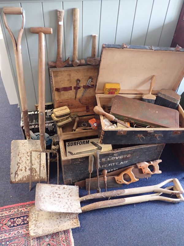 VINTAGE ASH-HANDLED GARDENING TOOLS, AN OLD TOOL CHEST
