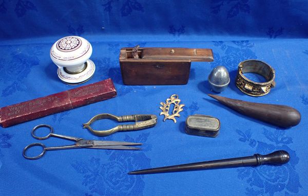 A VICTORIAN TREEN 'PENNY TOY' TYPE NOVELTY SNAKE IN A BOX