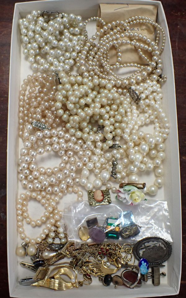 A COLLECTION OF COSTUME JEWELLERY