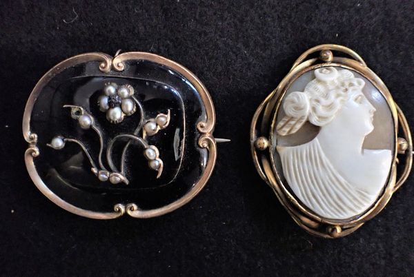 A VICTORIAN CAMEO, AND A MOURNING BROOCH