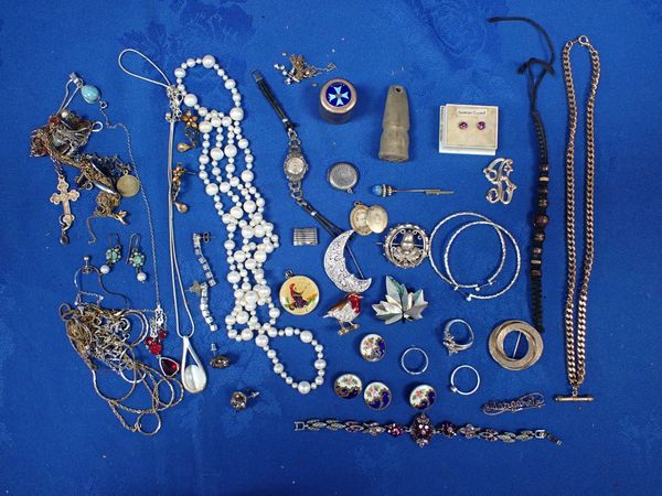 A COLLECTION OF COSTUME JEWELLERY