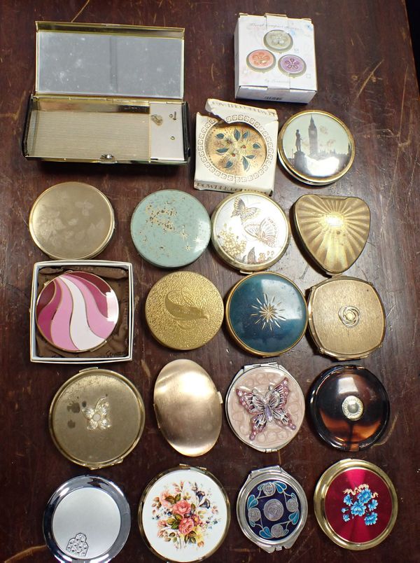 A COLLECTION OF VINTAGE POWDER COMPACTS