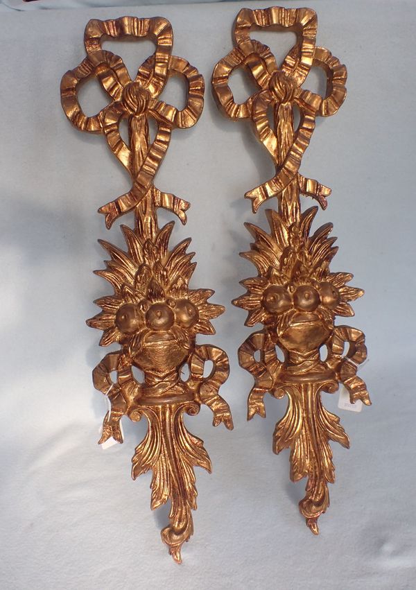 A PAIR OF NEOCLASSICAL ITALIAN GILTWOOD FRUIT AND RIBBON DECORATED WALL MOUNTS