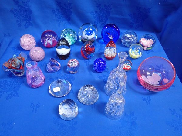A COLLECTION OF GLASS PAPERWEIGHTS