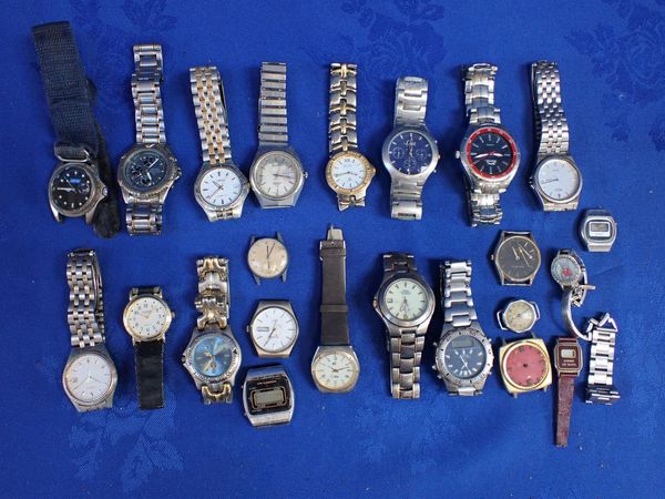 A COLLECTION OF GENTS WRISTWATCHES