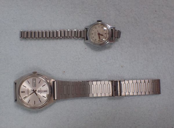 A SEIKO GENTS WATCH AND A LADIES WATCH