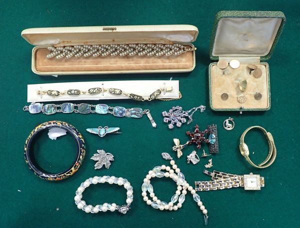 A COLLECTION OF JEWELLERY