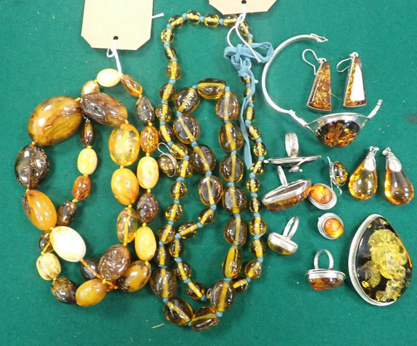 A COLLECTION OF AMBER JEWELLERY