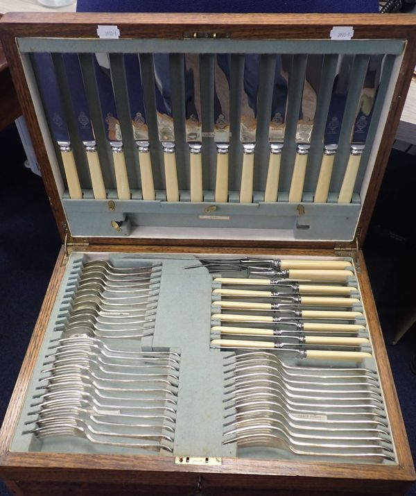 CANTEEN SILVER PLATE CUTLERY IN WOODEN CASE