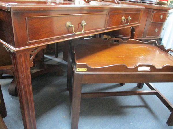 A REPRODUCTION GEORGE III MAHOGANY SIDE TABLE