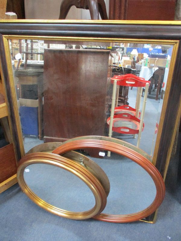 A WALL MIRROR, IN BLACK AND GILT FRAME