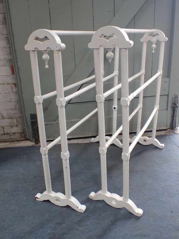 A PAIR OF EDWARDIAN TOWEL HORSES WITH SHAPED ENDS