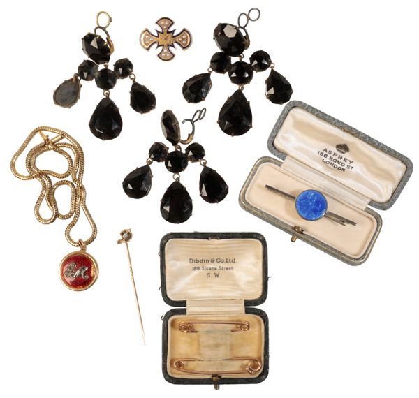 A COLLECTION OF JEWELLERY