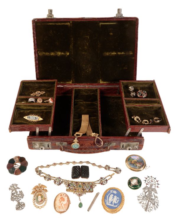 A COLLECTION OF JEWELLERY