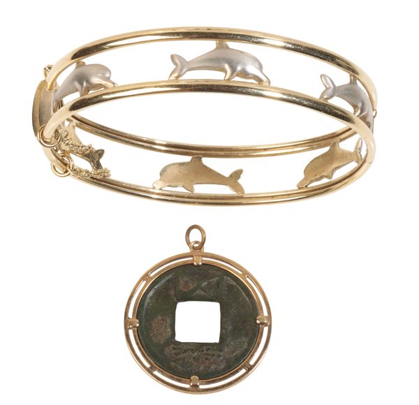 A MODERN GOLD BRACELET