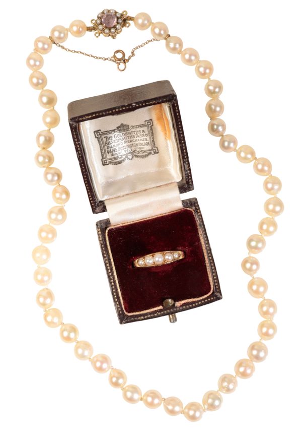 A CULTURED PEARL NECKLACE