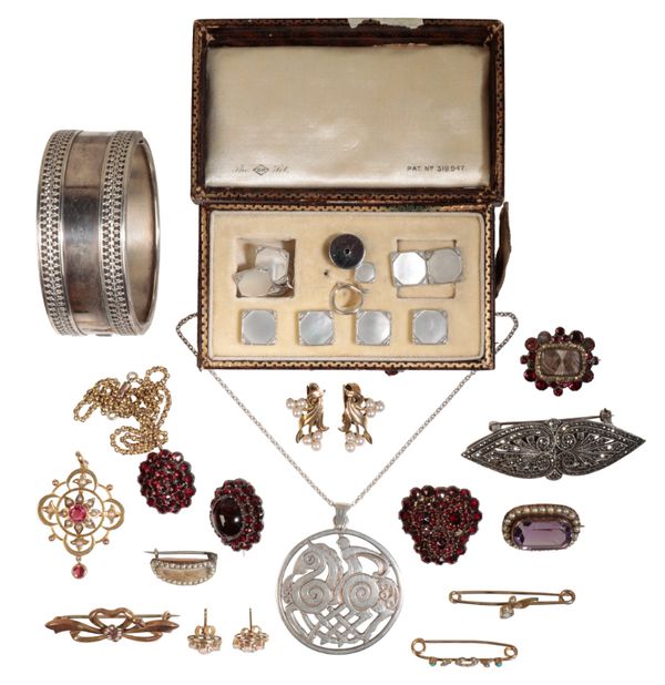 A COLLECTION OF JEWELLERY